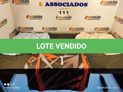 LOTE 111 - 10 – PEÇAS DE ROUPAS MASCULINAS DIVERSAS (NO ESTADO, NÃO SABEMOS SE FUNCIONA. LEILÃO NÃO TEM GARANTIA E NEM DEVOLUÇÃO, SUJEITO A POSSÍVEIS AVARIAS VISÍVEIS/OCULTAS E/OU AUSÊNCIA DE COMPONENTES)