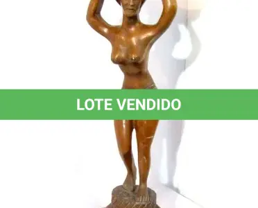 LOTE 026 - FRUTEIRA DE ESCULTURA EM MADEIRA MACIÇA - 89 CM ALTURA (NO ESTADO)
