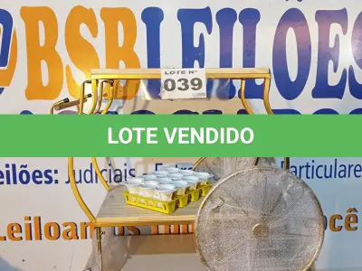 LOTE 039 - 01 - CARRINHO DE CHÁ DECORAÇÃO FESTAS (NO ESTADO, NÃO SABEMOS SE FUNCIONA. LEILÃO NÃO TEM GARANTIA E NEM DEVOLUÇÃO, SUJEITO A POSSÍVEIS AVARIAS VISÍVEIS/OCULTAS E/OU AUSÊNCIA DE COMPONENTES)