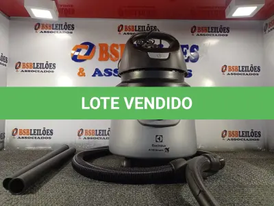 LOTE 190 - 01 - ASPIRADOR DE PÓ ELECTROLUX (NO ESTADO, NÃO SABEMOS SE FUNCIONA. LEILÃO NÃO TEM GARANTIA E NEM DEVOLUÇÃO, SUJEITO A POSSÍVEIS AVARIAS VISÍVEIS/OCULTAS E/OU AUSÊNCIA DE COMPONENTES)