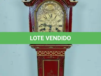 LOTE 001 - RARO RELÓGIO DE COLUNA ORIENTAL, TEMPOS FUGIT  DE CORDA TAMANHO:1M E 32CM. FUNCIONADO COM CHAVE A CORDA. RELÓGIO MUITO ANTIGO COM SINAS (NO ESTADO)