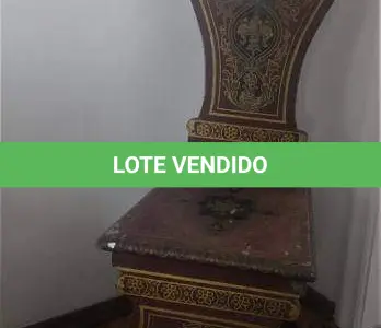 LOTE 022 - CADEIRA  EM MADEIRA MACIÇA DÉCADA DE 70 DESENHOS DE FRISOS PÉS E ENCOSTO ALTO, MEDINDO 105X45X45 (NO ESTADO)