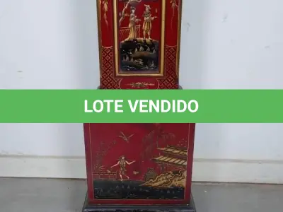 LOTE 001 - RARO RELÓGIO DE COLUNA ORIENTAL, TEMPOS FUGIT  DE CORDA TAMANHO:1M E 32CM. FUNCIONADO COM CHAVE A CORDA. RELÓGIO MUITO ANTIGO COM SINAS (NO ESTADO)