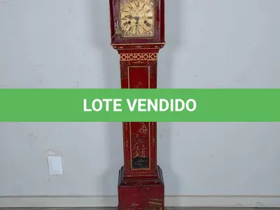 LOTE 001 - RARO RELÓGIO DE COLUNA ORIENTAL, TEMPOS FUGIT  DE CORDA TAMANHO:1M E 32CM. FUNCIONADO COM CHAVE A CORDA. RELÓGIO MUITO ANTIGO COM SINAS (NO ESTADO)