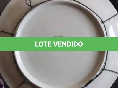 LOTE 013 - RARO PRATO DE COLEÇÃO EM FINA PORCELANA ALEMÃ, ADORNADO EM FIO DE OURO 20 CM DE DIAM. (NO ESTADO)