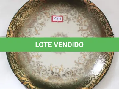 LOTE 013 - RARO PRATO DE COLEÇÃO EM FINA PORCELANA ALEMÃ, ADORNADO EM FIO DE OURO 20 CM DE DIAM. (NO ESTADO)