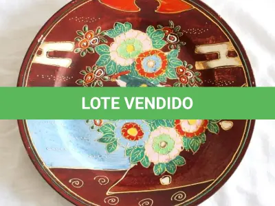 LOTE 011 - PRATO DECORATIVO IMPORTADO DO JAPAO PINTADO A MÃO, DIÂMETRO:20,5CM. (NO ESTADO)