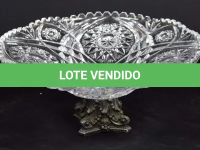 LOTE 018 - CENTRO DE MESA DE CRISTAL  BASE DE METAL. TAMANHO:33 CM. DE DIAMETRO E 15 DE ALTURA (NO ESTADO)