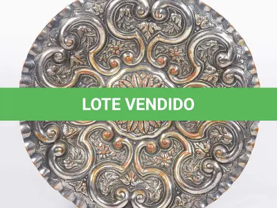 LOTE 146 - LINDO MEDALHÃO EM METAL. DECORAÇÃO MARAVILHOSA MEDIDAS 39 CENTÍMETROS.(NO ESTADO)