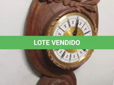 LOTE 150 - RELÓGIO EM MADEIRA TRABALHADA  90 CM (NO ESTADO)
