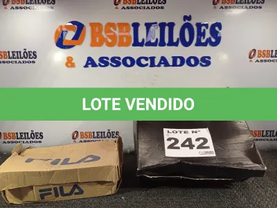 LOTE 242 - 02 – PARES DE CALÇADOS MASCULINOS Nº 42 (NO ESTADO, NÃO SABEMOS SE FUNCIONA. LEILÃO NÃO TEM GARANTIA E NEM DEVOLUÇÃO, SUJEITO A POSSÍVEIS AVARIAS VISÍVEIS/OCULTAS E/OU AUSÊNCIA DE COMPONENTES)
