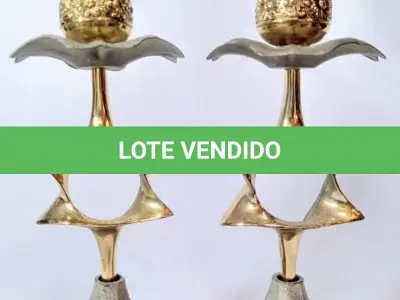 LOTE 122 - PAR DE CASTIÇAIS IMPORTADOS ISRAELENSES EM METAL DOURADO,  MED 19 CM.(NO ESTADO)