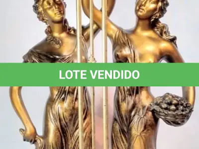 LOTE 067 - LINDO RELÓGIO DE MESA ITALIANO, PATINADO A OURO,. MED 70X33X18 CM (NO ESTADO)