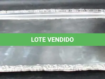 LOTE 111 - BANDEJA  EM METAL ESPESSURADO A PRATA MEDIDAS:62,5 CM DE COMPRIMENTO X 40 CM DE LARGURA. (BANHO NOVO).(NO ESTADO)