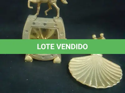 LOTE 136 - RELÓGIO ANTIGO CAVALO EM METAL  E MAIS UMA ENFEITE EM METAL DOURADO (NO ESTADO)
