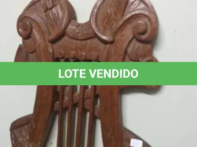 LOTE 150 - RELÓGIO EM MADEIRA TRABALHADA  90 CM (NO ESTADO)