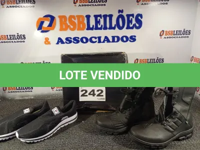 LOTE 242 - 02 – PARES DE CALÇADOS MASCULINOS Nº 42 (NO ESTADO, NÃO SABEMOS SE FUNCIONA. LEILÃO NÃO TEM GARANTIA E NEM DEVOLUÇÃO, SUJEITO A POSSÍVEIS AVARIAS VISÍVEIS/OCULTAS E/OU AUSÊNCIA DE COMPONENTES)