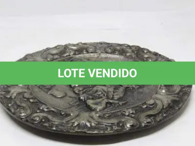 LOTE 166 - MEDALHÃO EM METAL - COM RICOS DETALHES EM ALTO RELEVO (NO ESTADO)