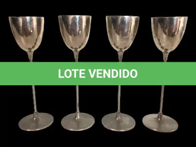 LOTE 115 - 4 PORTA-OVOS EM METAL ESPESSURADO A PRATA.13,5 X 4 CM.(NO ESTADO)