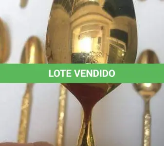 LOTE 117 - FAQUEIRO DOURADO PEÇAS: 6 TALHARES DE SERVIÇO, 12 COLHERES DE CHÁ, 5 COLHERES DE SOBREMESA, 2 GARFOS DE SOBREMESA, 9 GARFOS DE MESA, 5 COLHERES DE SOPA E 5 FACAS DE MESA.  44 PEÇAS (NO ESTADO)