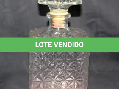 LOTE 132 - GARRAFA PARA WHISKY EM DEMI CRISTAL (NO ESTADO)