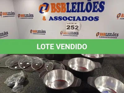 LOTE 252 - 01 - JOGO DE PANELAS EM ALUMÍNIO BATIDO GROSSO 5 PEÇAS COM TAMPA DE VIDRO (NO ESTADO, NÃO SABEMOS SE FUNCIONA. LEILÃO NÃO TEM GARANTIA E NEM DEVOLUÇÃO, SUJEITO A POSSÍVEIS AVARIAS VISÍVEIS/OCULTAS E/OU AUSÊNCIA DE COMPONENTES)