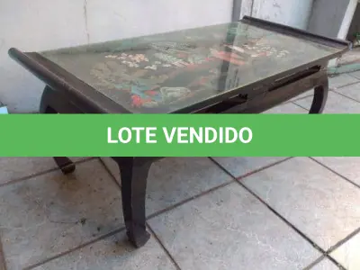 LOTE 170 - MESA DE CENTRO ORIENTAL DECORADA DO 41 CM DE ALTURA X 1,03 M X 48 CM. (NO ESTADO)
