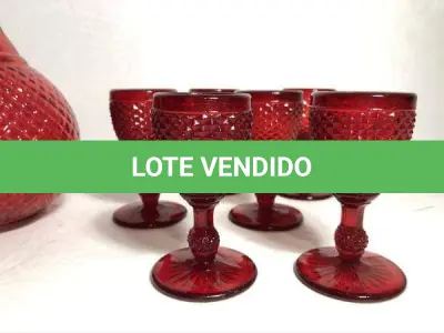 LOTE 144 - LINDA LICOREIRA E TAÇAS FEITAS EM VIDRÃO BICO DE JACA MEDIDAS: GARRAFA 24,5CM DE ALTURA E COPO 10CM ALTURA (NO ESTADO)