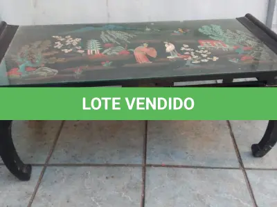 LOTE 170 - MESA DE CENTRO ORIENTAL DECORADA DO 41 CM DE ALTURA X 1,03 M X 48 CM. (NO ESTADO)