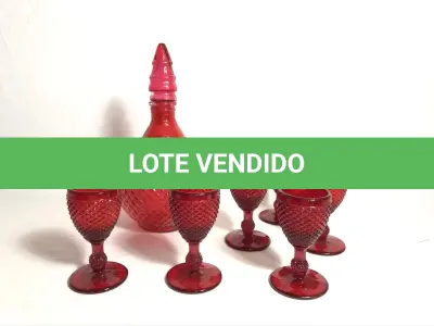 LOTE 144 - LINDA LICOREIRA E TAÇAS FEITAS EM VIDRÃO BICO DE JACA MEDIDAS: GARRAFA 24,5CM DE ALTURA E COPO 10CM ALTURA (NO ESTADO)