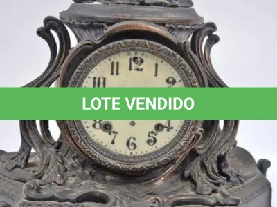 LOTE 158 - RARO RELÓGIO DE MESA EM BRONZE. VIDRO DE CRISTAL TRANSPARENTE, À CORDA. ALTURA 40 CM, COMPRIMENTO 37 CM LARGURA 19 CM. (NO ESTADO)