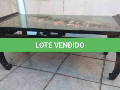 LOTE 170 - MESA DE CENTRO ORIENTAL DECORADA DO 41 CM DE ALTURA X 1,03 M X 48 CM. (NO ESTADO)