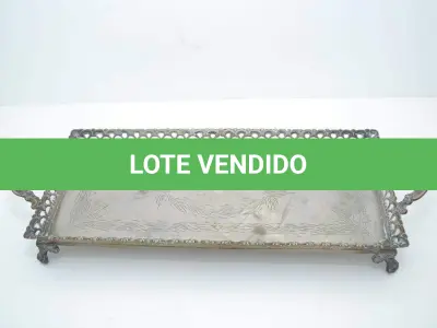 LOTE 127 - BANDEJA EM METAL, GALERIA VAZADA, MED. 45X17 CM. (NO ESTADO)