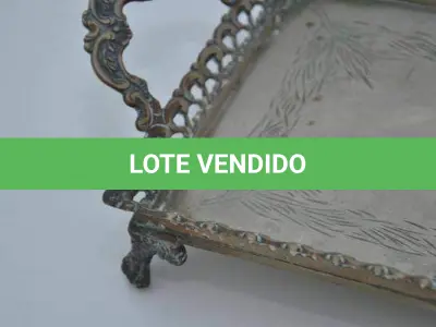 LOTE 127 - BANDEJA EM METAL, GALERIA VAZADA, MED. 45X17 CM. (NO ESTADO)