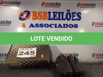 LOTE 245 - 02 – PARES DE CALÇADOS MASCULINOS Nº 40 (NO ESTADO, NÃO SABEMOS SE FUNCIONA. LEILÃO NÃO TEM GARANTIA E NEM DEVOLUÇÃO, SUJEITO A POSSÍVEIS AVARIAS VISÍVEIS/OCULTAS E/OU AUSÊNCIA DE COMPONENTES)