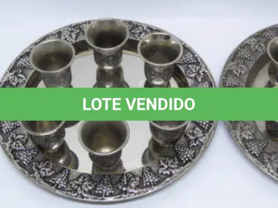 LOTE 145 - LINDA BANDEJA   COM 6 COPOS - EM METAL PRESSURIZADA A PRATA COM DETALHES DE CACHOS DE UVAS EM ALTO RELEVO MEDEM 24CM. (NO ESTADO)