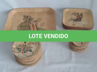 LOTE 077 - LINDO CONJUNTO ORIENTAL EM PALHA TRANÇADA E RESINADA SÃO 23 PORTA COPOS (DIAM. 11CM) 26 PRATINHOS (DIAM. 16CM), 5 PRATOS QUADRADOS (20 X 20CM) E 2 BANDEJAS RETANGULARES (35 X 30CM). TOTAL 56 PEÇAS.(NO ESTADO)