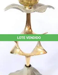 LOTE 122 - PAR DE CASTIÇAIS IMPORTADOS ISRAELENSES EM METAL DOURADO,  MED 19 CM.(NO ESTADO)