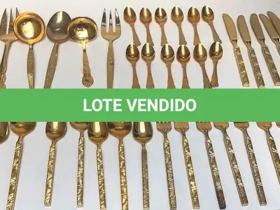 LOTE 117 - FAQUEIRO DOURADO PEÇAS: 6 TALHARES DE SERVIÇO, 12 COLHERES DE CHÁ, 5 COLHERES DE SOBREMESA, 2 GARFOS DE SOBREMESA, 9 GARFOS DE MESA, 5 COLHERES DE SOPA E 5 FACAS DE MESA.  44 PEÇAS (NO ESTADO)