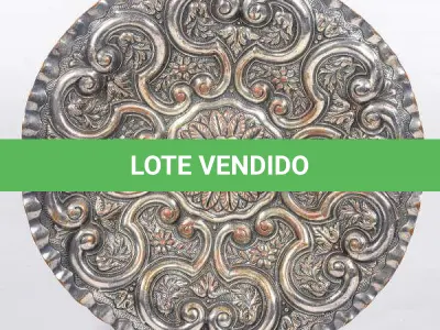 LOTE 146 - LINDO MEDALHÃO EM METAL. DECORAÇÃO MARAVILHOSA MEDIDAS 39 CENTÍMETROS.(NO ESTADO)