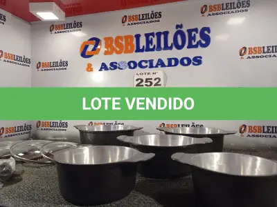 LOTE 252 - 01 - JOGO DE PANELAS EM ALUMÍNIO BATIDO GROSSO 5 PEÇAS COM TAMPA DE VIDRO (NO ESTADO, NÃO SABEMOS SE FUNCIONA. LEILÃO NÃO TEM GARANTIA E NEM DEVOLUÇÃO, SUJEITO A POSSÍVEIS AVARIAS VISÍVEIS/OCULTAS E/OU AUSÊNCIA DE COMPONENTES)