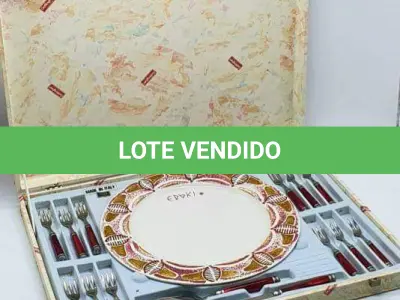 LOTE 139 - JOGO PARA BOLO, IMPORTADO GOTTINGEM ITALY, CONTENDO UM PRATO PARA SERVIR (34,5CM), DOZE GARFOS EM METAL (15CM), UMA ESPÁTULA (24CM) E UMA FACA (22,5CM). (NO ESTADO)
