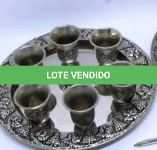 LOTE 145 - LINDA BANDEJA   COM 6 COPOS - EM METAL PRESSURIZADA A PRATA COM DETALHES DE CACHOS DE UVAS EM ALTO RELEVO MEDEM 24CM. (NO ESTADO)