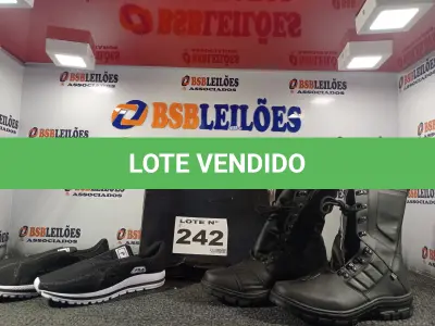 LOTE 242 - 02 – PARES DE CALÇADOS MASCULINOS Nº 42 (NO ESTADO, NÃO SABEMOS SE FUNCIONA. LEILÃO NÃO TEM GARANTIA E NEM DEVOLUÇÃO, SUJEITO A POSSÍVEIS AVARIAS VISÍVEIS/OCULTAS E/OU AUSÊNCIA DE COMPONENTES)