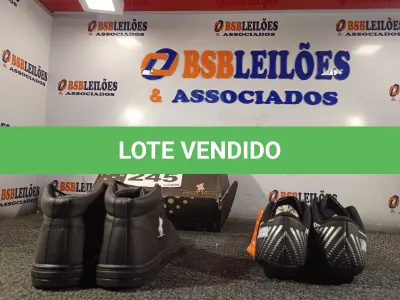 LOTE 245 - 02 – PARES DE CALÇADOS MASCULINOS Nº 40 (NO ESTADO, NÃO SABEMOS SE FUNCIONA. LEILÃO NÃO TEM GARANTIA E NEM DEVOLUÇÃO, SUJEITO A POSSÍVEIS AVARIAS VISÍVEIS/OCULTAS E/OU AUSÊNCIA DE COMPONENTES)
