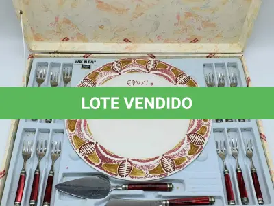 LOTE 139 - JOGO PARA BOLO, IMPORTADO GOTTINGEM ITALY, CONTENDO UM PRATO PARA SERVIR (34,5CM), DOZE GARFOS EM METAL (15CM), UMA ESPÁTULA (24CM) E UMA FACA (22,5CM). (NO ESTADO)