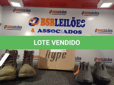 LOTE 241 - 02 – PARES DE CALÇADOS MASCULINOS Nº 41 (NO ESTADO, NÃO SABEMOS SE FUNCIONA. LEILÃO NÃO TEM GARANTIA E NEM DEVOLUÇÃO, SUJEITO A POSSÍVEIS AVARIAS VISÍVEIS/OCULTAS E/OU AUSÊNCIA DE COMPONENTES)