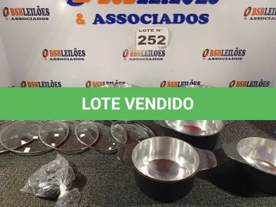 LOTE 252 - 01 - JOGO DE PANELAS EM ALUMÍNIO BATIDO GROSSO 5 PEÇAS COM TAMPA DE VIDRO (NO ESTADO, NÃO SABEMOS SE FUNCIONA. LEILÃO NÃO TEM GARANTIA E NEM DEVOLUÇÃO, SUJEITO A POSSÍVEIS AVARIAS VISÍVEIS/OCULTAS E/OU AUSÊNCIA DE COMPONENTES)