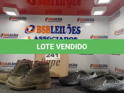 LOTE 241 - 02 – PARES DE CALÇADOS MASCULINOS Nº 41 (NO ESTADO, NÃO SABEMOS SE FUNCIONA. LEILÃO NÃO TEM GARANTIA E NEM DEVOLUÇÃO, SUJEITO A POSSÍVEIS AVARIAS VISÍVEIS/OCULTAS E/OU AUSÊNCIA DE COMPONENTES)