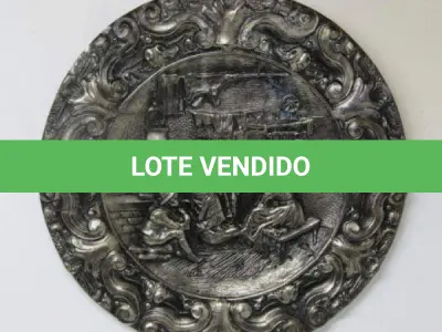 LOTE 166 - MEDALHÃO EM METAL - COM RICOS DETALHES EM ALTO RELEVO (NO ESTADO)